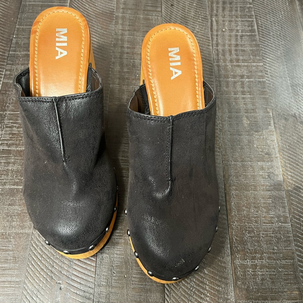 MIA Black and Tan Studded Mules - Picture 4 of 7